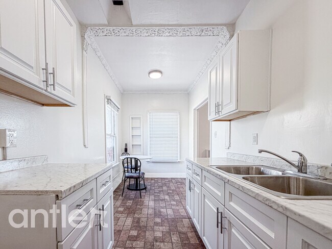 Building Photo - 724 S Mariposa Ave