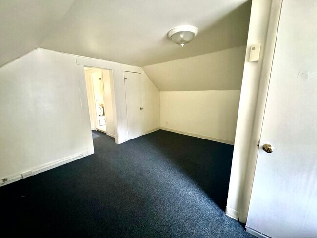 Building Photo - 5 W Main St