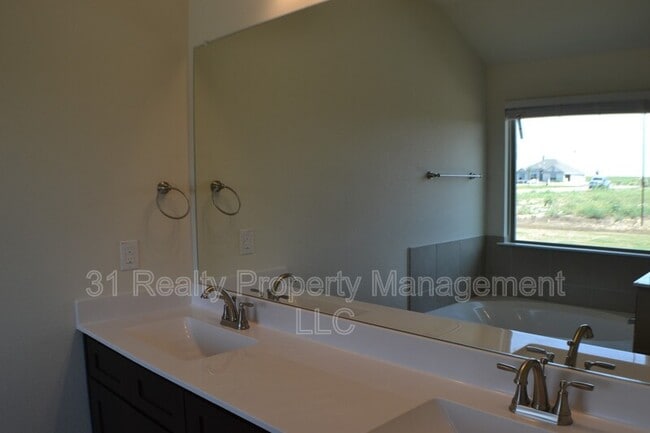 Building Photo - 1119 Sumner Dr