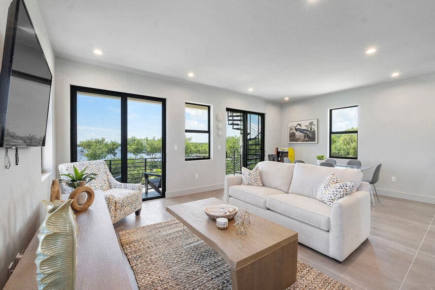 Building Photo - 99 Seaside Ave