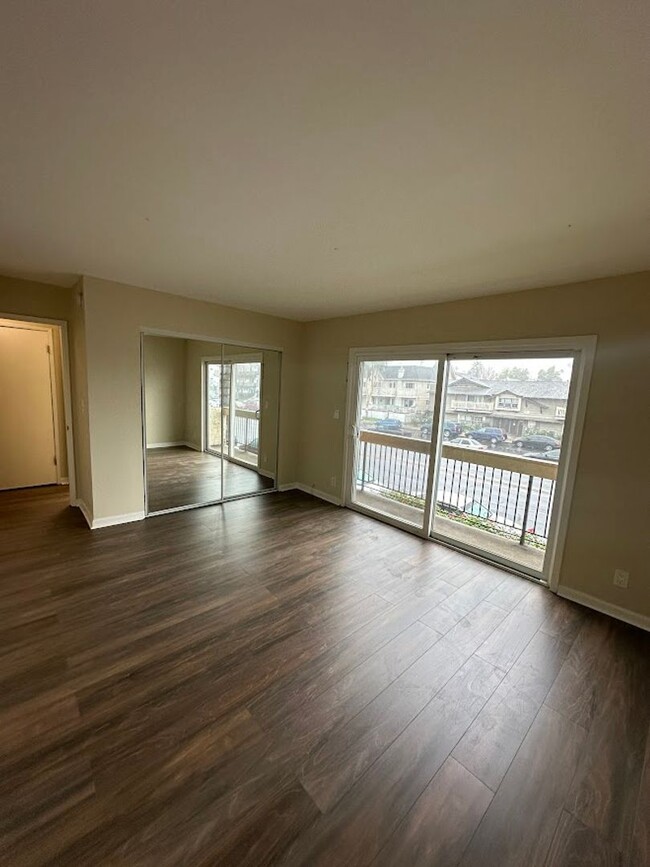 Building Photo - Spacious 1 Bedroom Winnetka Condominium fo...