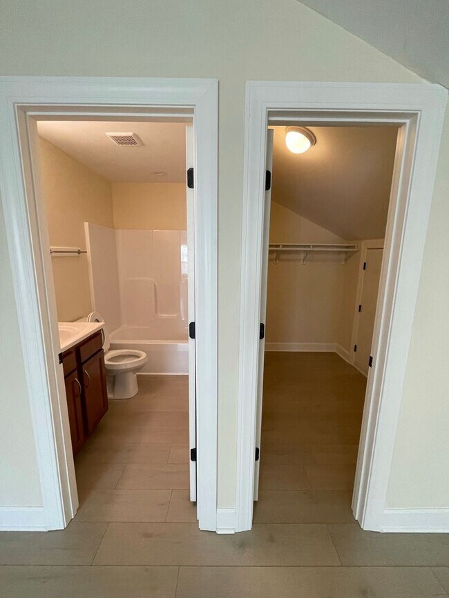 Building Photo - Pre-Leasing Now for 2026 UK School Year!