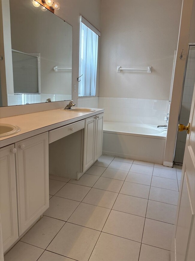 Building Photo - Beautiful Hunter’s Creek Pool Home!