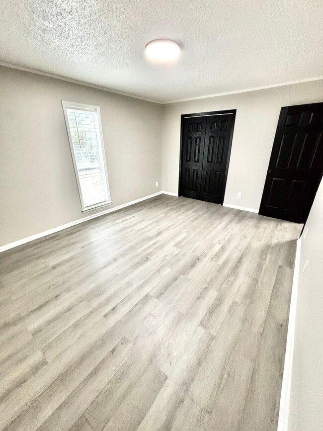 Building Photo - 5313 Johnwood- Valley View-Move In Ready!