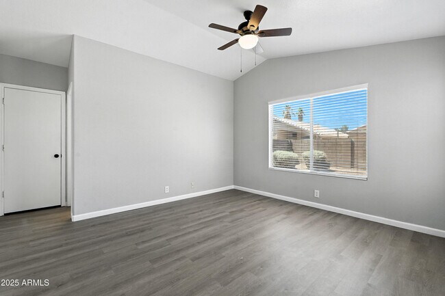 Building Photo - 1424 E Binner Dr