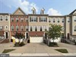 Building Photo - Beautiful 3bd 2/2bths town home in Summerfield Village!