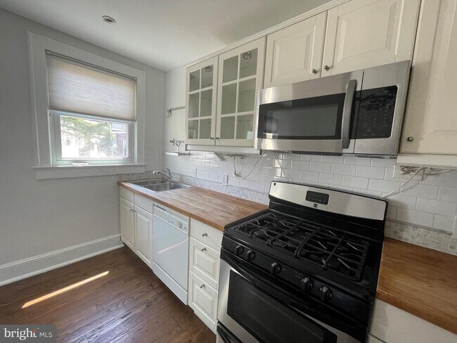 Building Photo - 1820 Clydesdale Pl NW