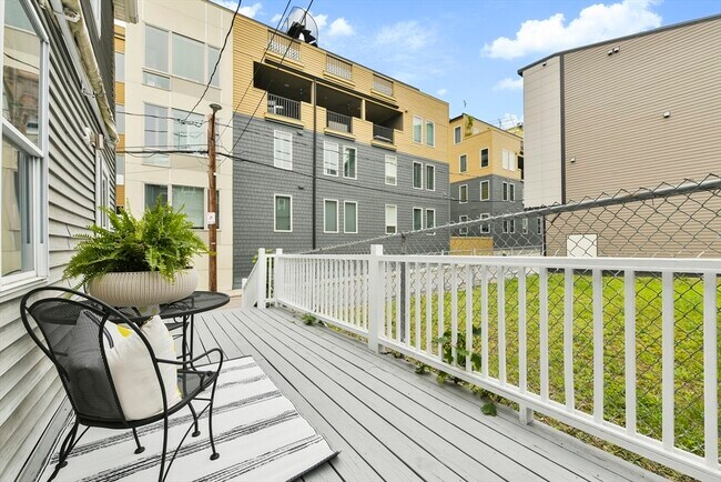 Building Photo - 93 Dresser St