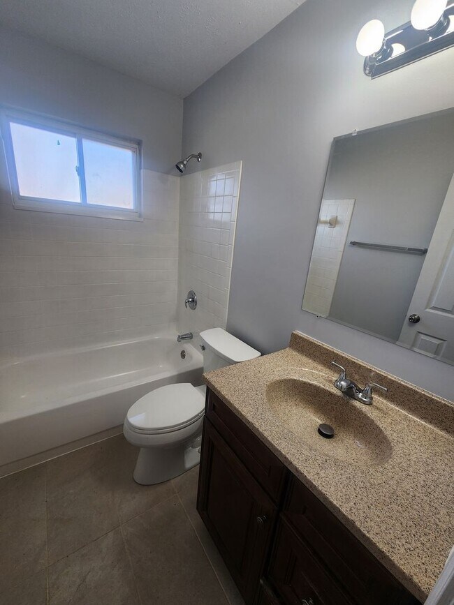 Building Photo - Renovated 3 bedroom 1 bath home in Valley Station!