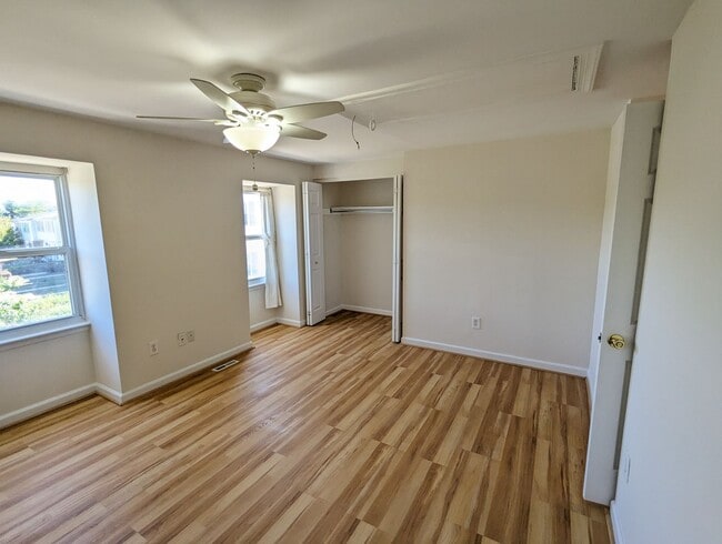 Building Photo - Charming two level townhouse in establishe...