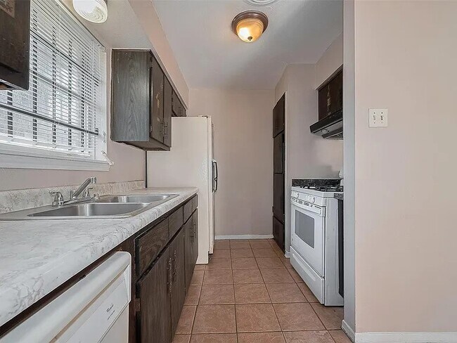 Building Photo - 3619 Kilkenny Dr