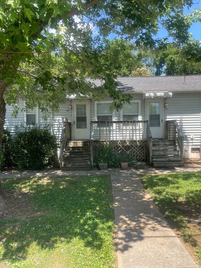 Building Photo - Oak Ridge 37830 - 2 bedroom 1 bath apartment - Contact Lisa Vineyard or Shannon Russell (865) 216...