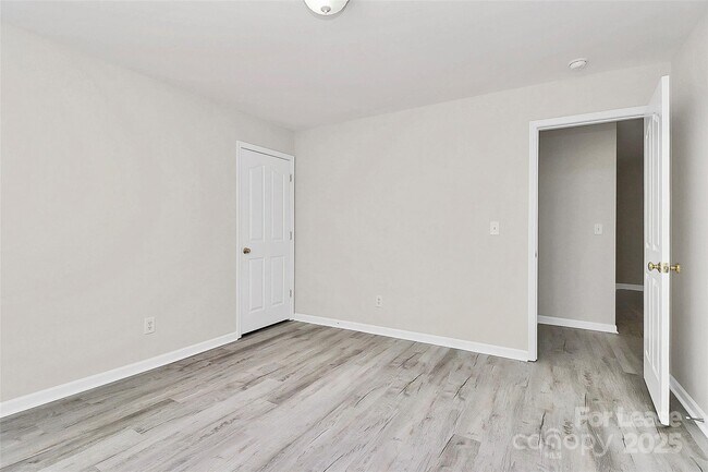 Building Photo - 2108 Oakcliffe Ct