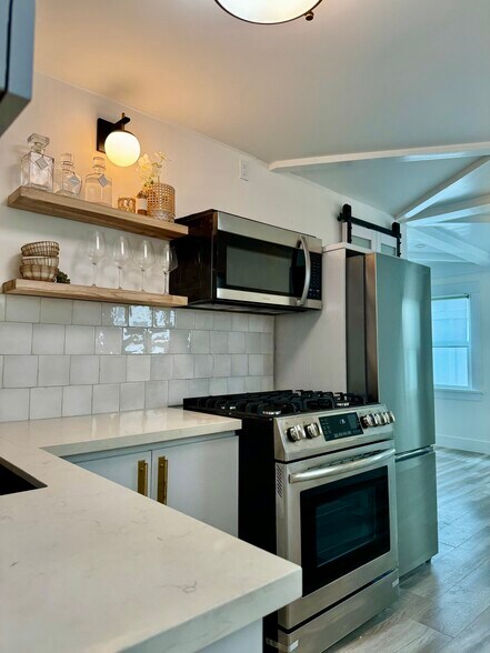 Primary Photo - 1653 1/2 Bayview Dr