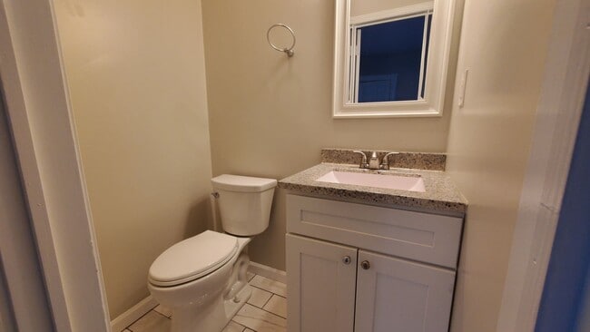 Building Photo - Beautifully updated and Spacious!  2 Bed H...