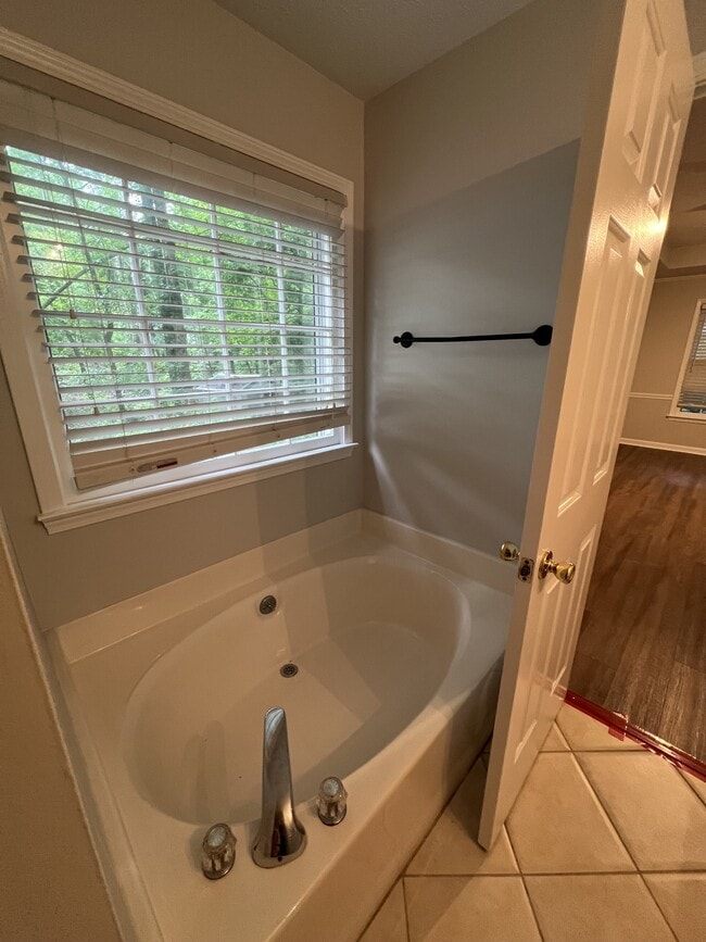 Building Photo - 1080 Sharon Pl