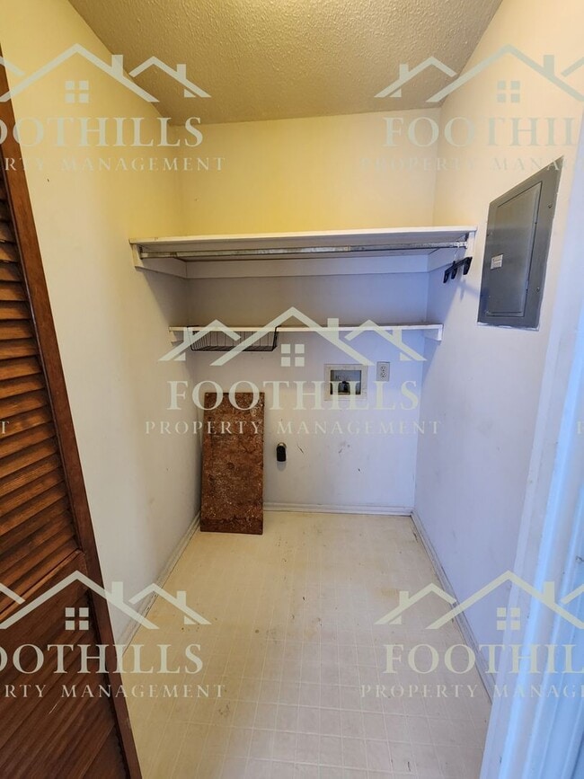 Building Photo - 702 Beagle Run