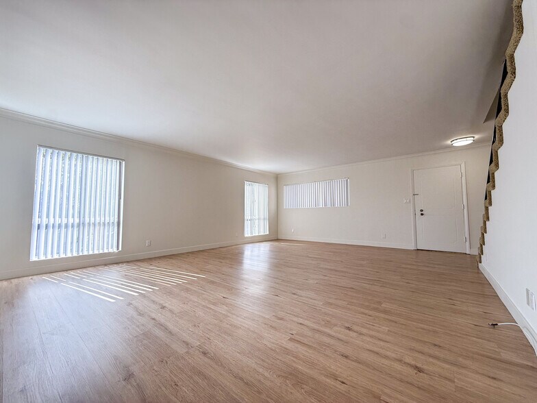 Building Photo - 9319 Alcott St