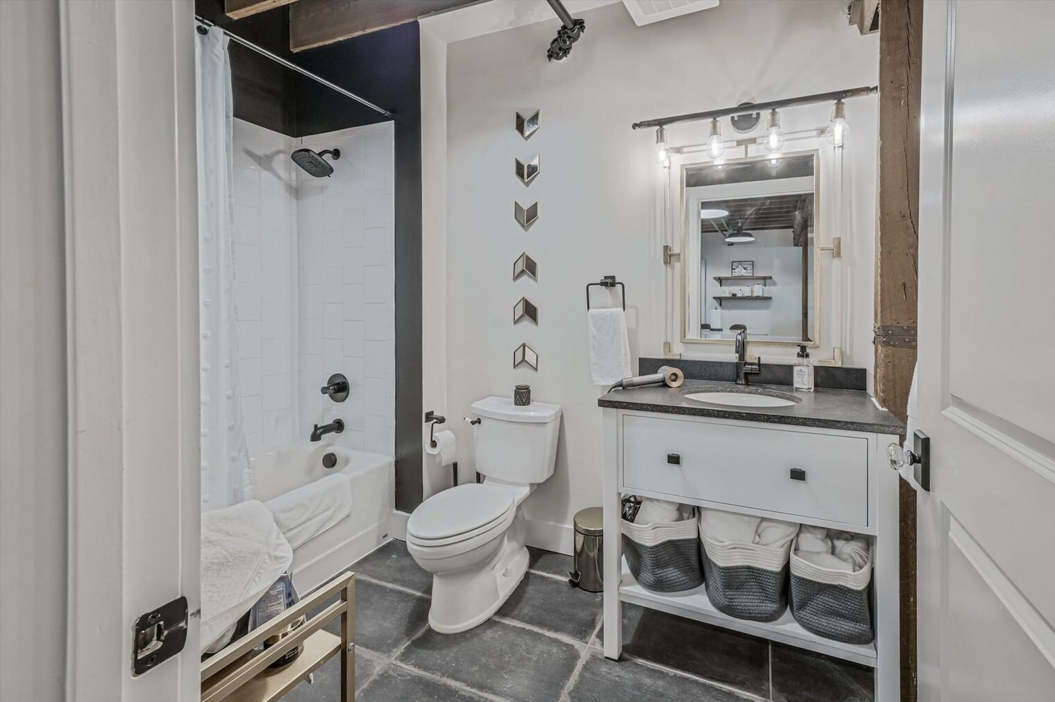 Building Photo - 610 21st Ave N