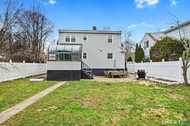 Building Photo - 5 River St