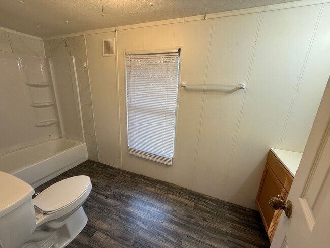 Building Photo - 16584 Lakeway Cir