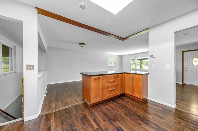 Building Photo - Anderson - Updated and spacious 3 bed 2.5 ...