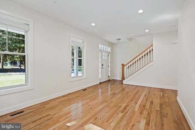 Building Photo - 922 Waterview Dr