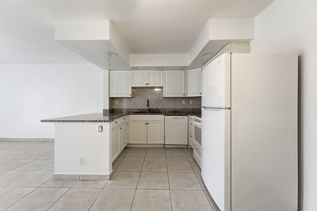 Building Photo - 2671 Riverside Dr