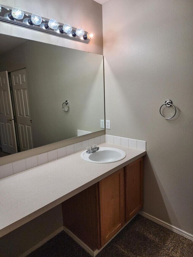 Building Photo - **$200 Move In Special**Beautiful 4 bed 2.5 Bath Home in South Hill Puyallup