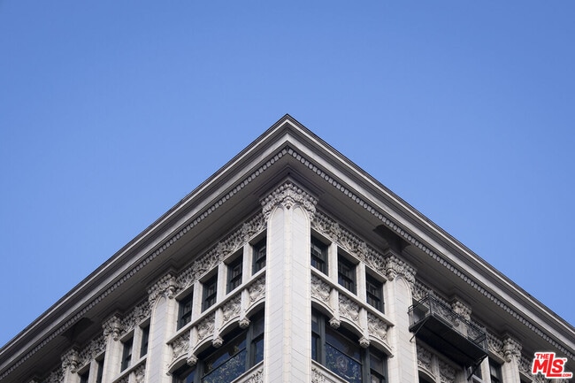 Building Photo - 315 W 5th St