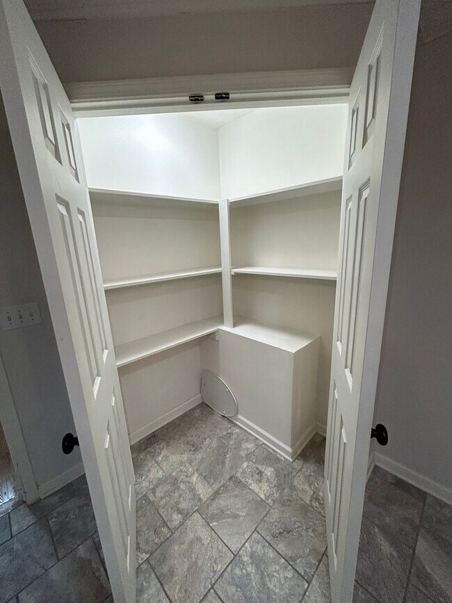 Building Photo - 3/2 Nice House in East Rome $1,895