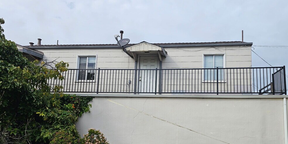 Building Photo - 836 Adams St