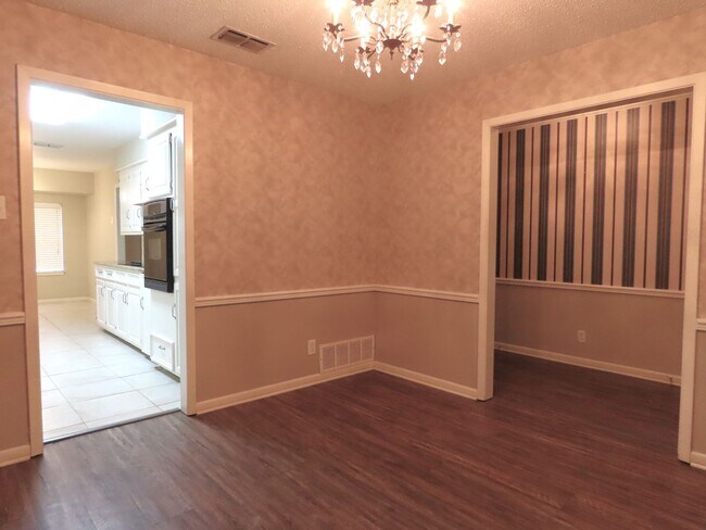 Building Photo - South Tyler! Beautiful 4 Bedroom, 3 Bath House