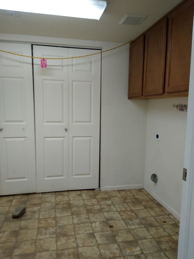 Building Photo - Massive and Expansive 5 Bedroom Green Vall...