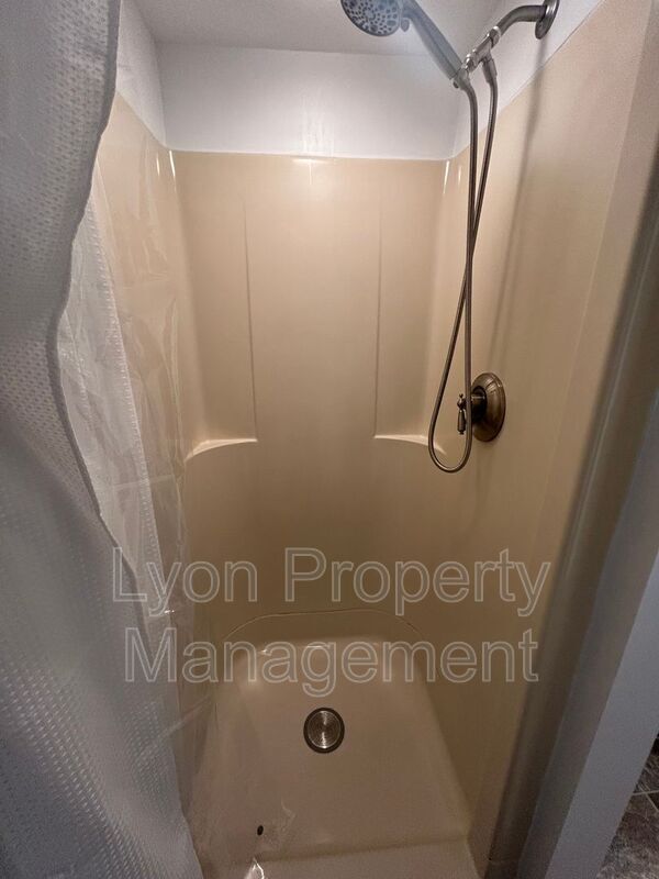 Building Photo - 1495 Ten Rod Rd