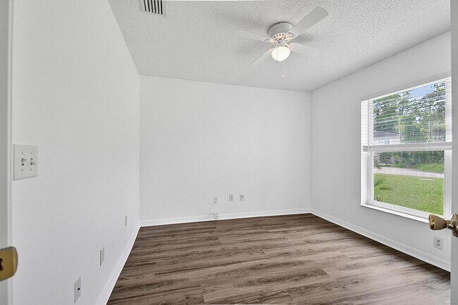 Building Photo - 15 Renmont Ct