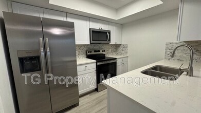 Building Photo - 8342 Century Point Dr N