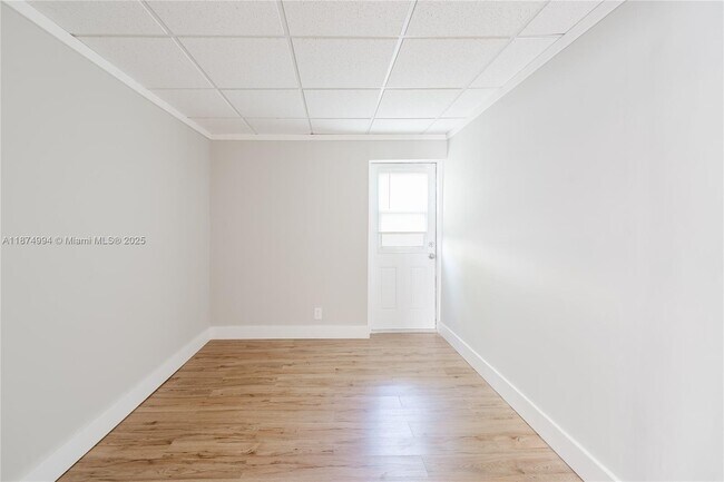 Building Photo - 1560 NE 42nd St