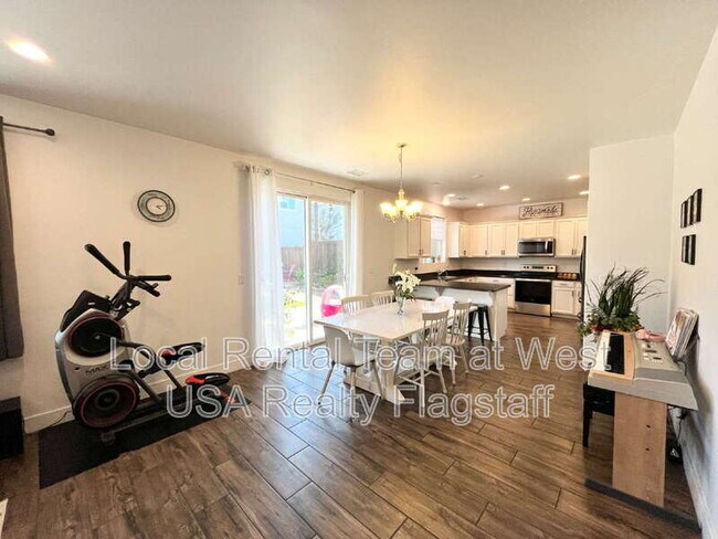 Building Photo - 2705 W Windtree Dr