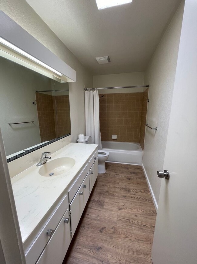 Building Photo - Updated 3 Bedroom Duplex in North Davis