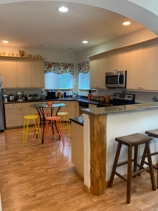 Building Photo - Beautiful 4 Bedroom, 3.5 Bath Home For Ren...