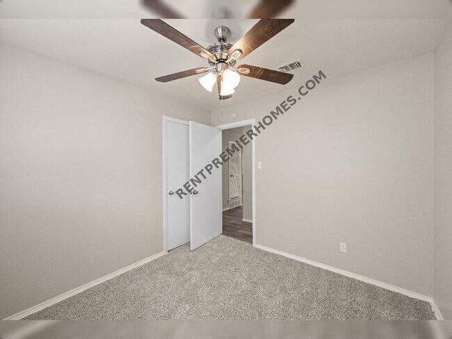 Building Photo - 2510 S Fielder Rd