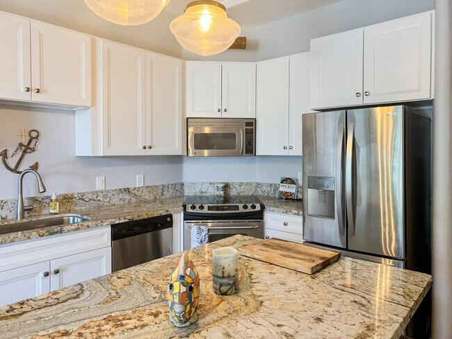 Building Photo - Beautiful Furnished 1 Bedroom, 1.5 Bath Condo with Harbor Views - Flexible Lease!