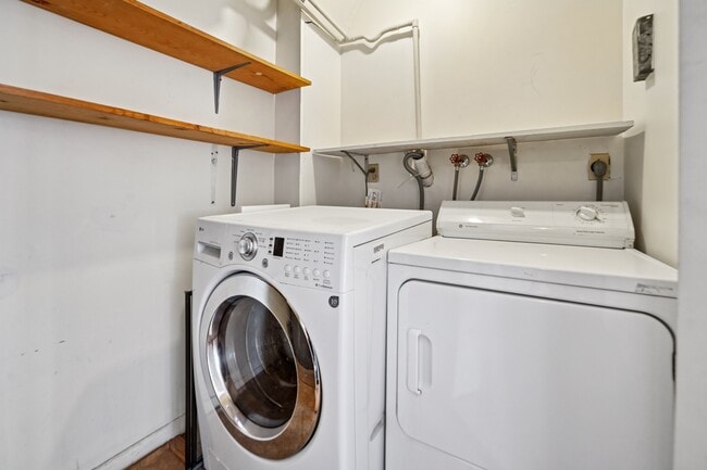 Building Photo - 1491 John St