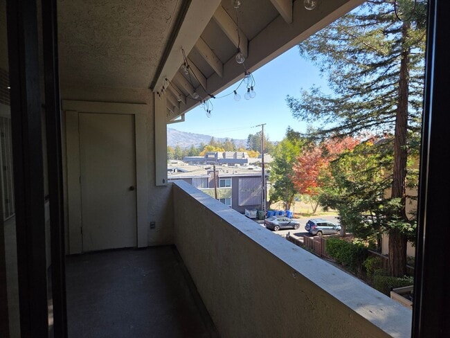 Building Photo - Top floor update 2 bed 2 bath condo in gre...