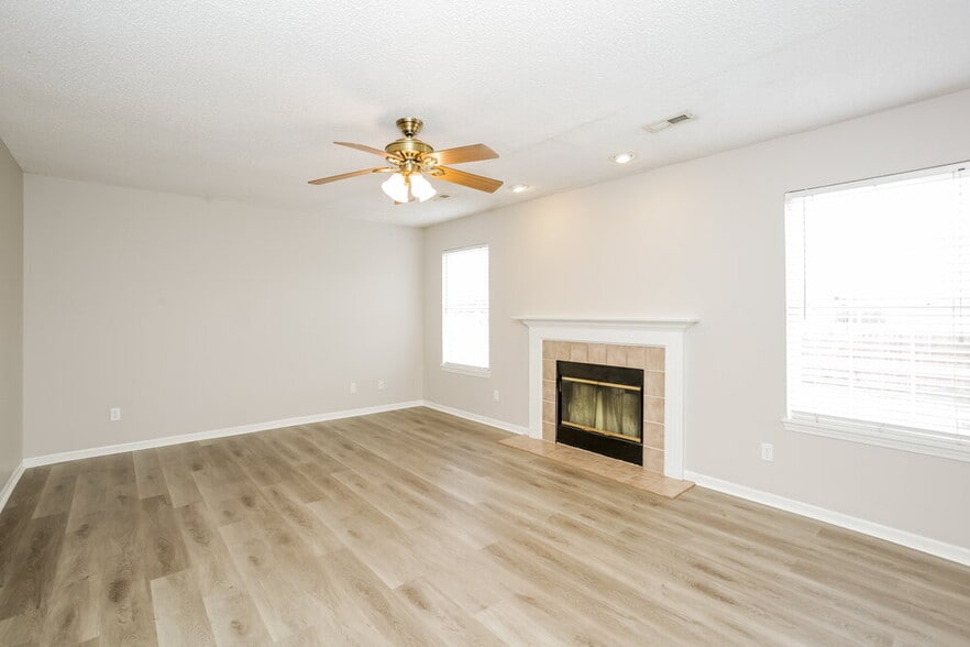 Building Photo - 209 Bent Stream Ln