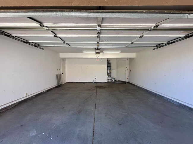 Building Photo - ozy 2-story single-family hom