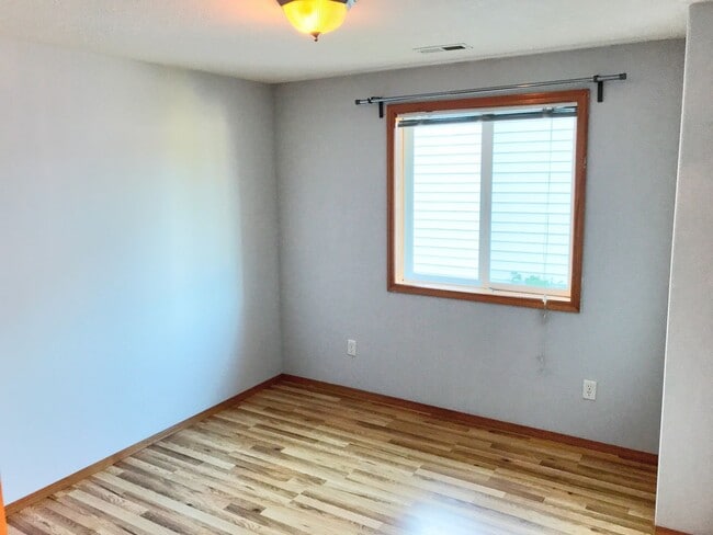 Building Photo - Powellhurst Renovated 3 Bedroom with AC, Garage, Fenced Backyard