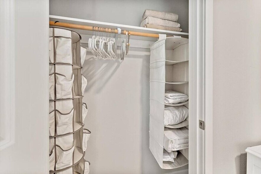 Building Photo - 704 E Wright Ave