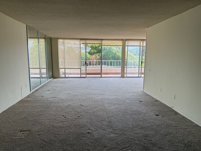 Living Room leading to large tiled balcony - 32759 Seagate Dr